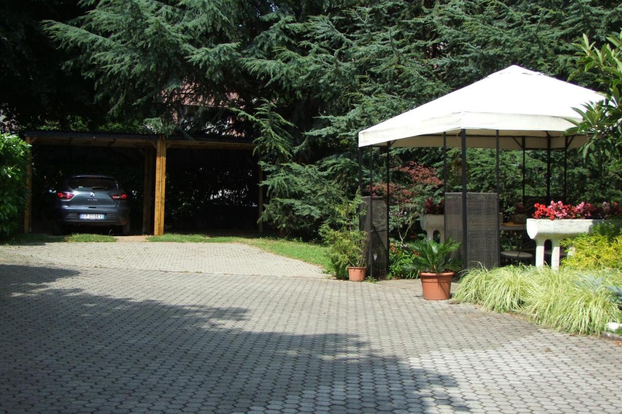 Monolocali In Casa Con Giardino Bellagio Apartment Bagian luar foto